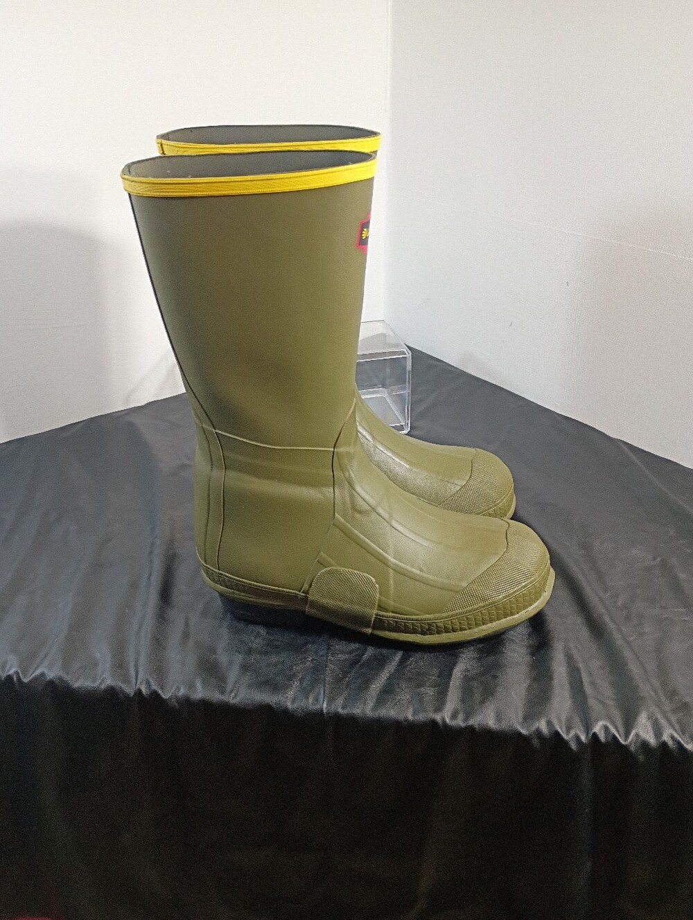 LaCrosse Mens SZ 7 Green Rubber Boots Rain,Farm, Waterproof .
